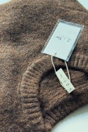 Brązowy sweter oversize z szerokimi rękawami