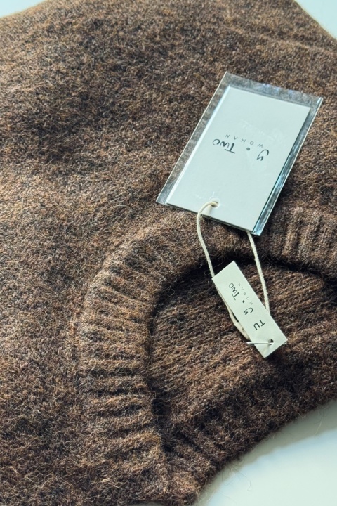 Brązowy sweter oversize z szerokimi rękawami Brązowy sweter oversize z szerokimi rękawami