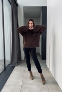Brązowy sweter oversize z szerokimi rękawami