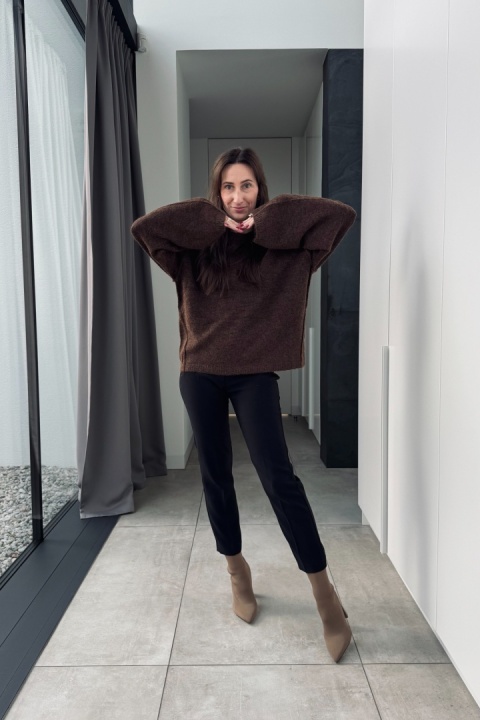 Brązowy sweter oversize z szerokimi rękawami Brązowy sweter oversize z szerokimi rękawami
