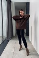 Brązowy sweter oversize z szerokimi rękawami
