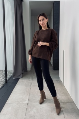 Brązowy sweter oversize z szerokimi rękawami
