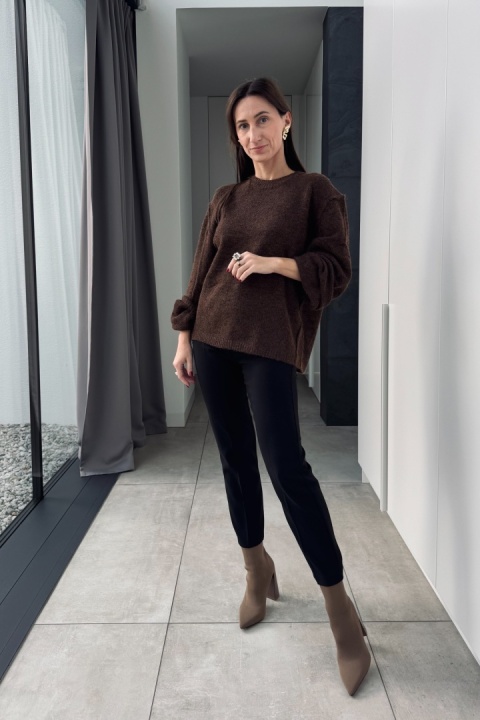 Brązowy sweter oversize z szerokimi rękawami