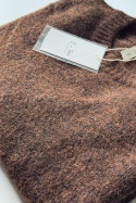 Brązowy sweter oversize z szerokimi rękawami