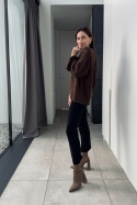 Brązowy sweter oversize z szerokimi rękawami