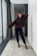 Brązowy sweter oversize z szerokimi rękawami