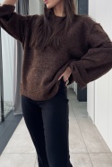 Brązowy sweter oversize z szerokimi rękawami