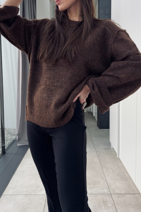 Brązowy sweter oversize z szerokimi rękawami Brązowy sweter oversize z szerokimi rękawami