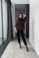 Brązowy sweter oversize z szerokimi rękawami