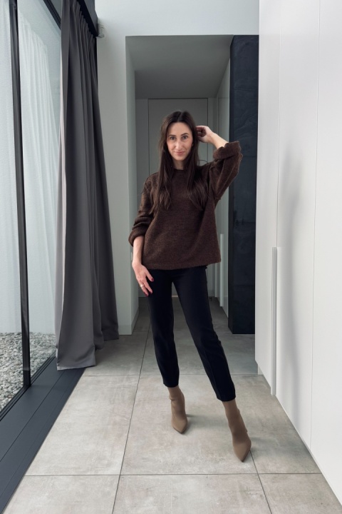 Brązowy sweter oversize z szerokimi rękawami Brązowy sweter oversize z szerokimi rękawami