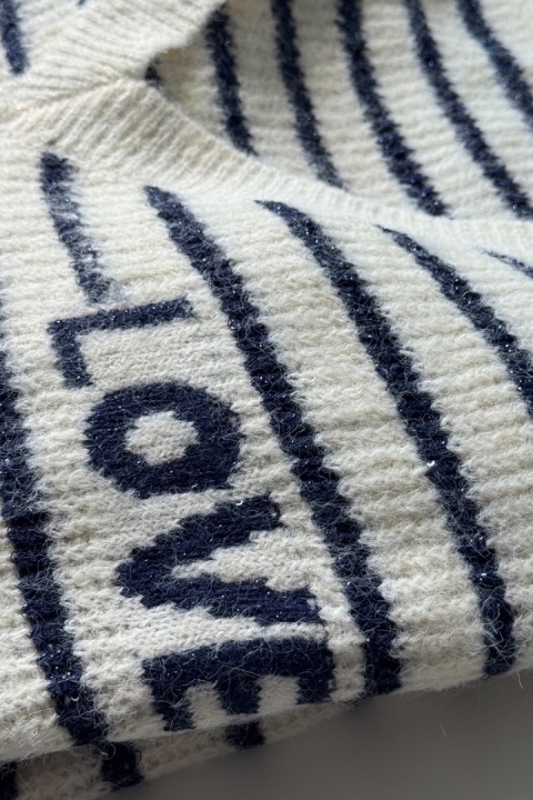 Mięsisty sweter LOVE w paski z brokatową nitką