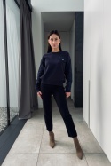 Granatowy sweter z jeansowymi wstawkami