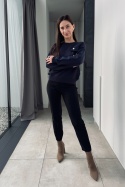 Granatowy sweter z jeansowymi wstawkami