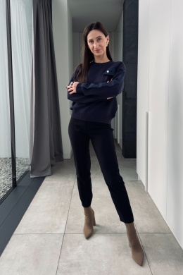 Granatowy sweter z jeansowymi wstawkami