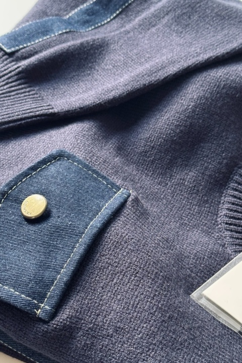 Granatowy sweter z jeansowymi wstawkami Granatowy sweter z jeansowymi wstawkami