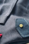 Granatowy sweter z jeansowymi wstawkami