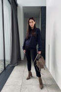 Granatowy sweter z jeansowymi wstawkami