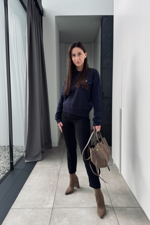 Granatowy sweter z jeansowymi wstawkami Granatowy sweter z jeansowymi wstawkami