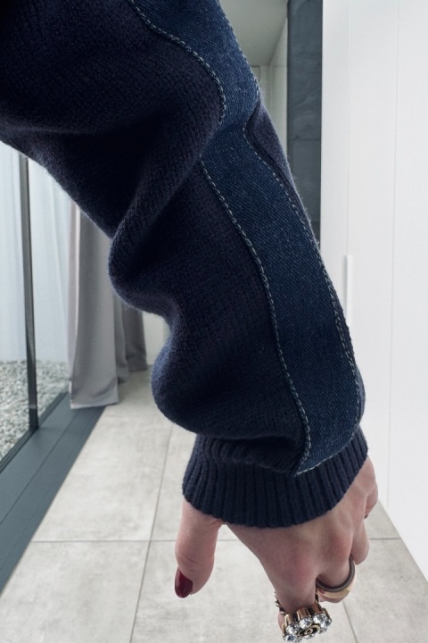 Granatowy sweter z jeansowymi wstawkami Granatowy sweter z jeansowymi wstawkami