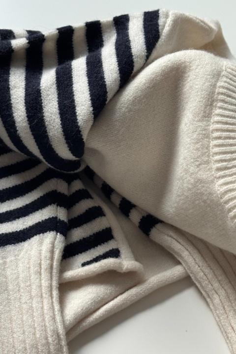 Sweterek w granatowe paski Sweterek w granatowe paski