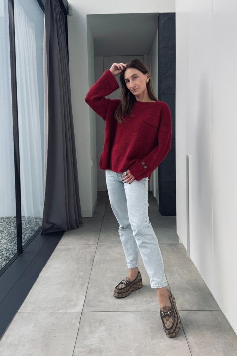 Bordowy sweter z ozdobnymi guzikami Bordowy sweter z ozdobnymi guzikami