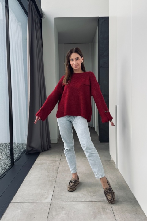 Bordowy sweter z ozdobnymi guzikami Bordowy sweter z ozdobnymi guzikami