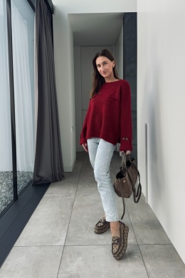 Bordowy sweter z ozdobnymi guzikami