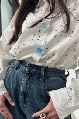 Ażurowa, bawełniana koszula z broszkami - kwiatami | biała