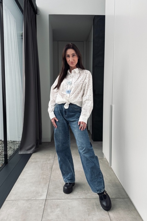 Ażurowa, bawełniana koszula z broszkami - kwiatami | biała