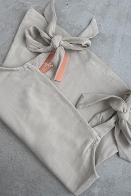 Beżowy, prążkowany top Crema z wiązaniem na ramionach