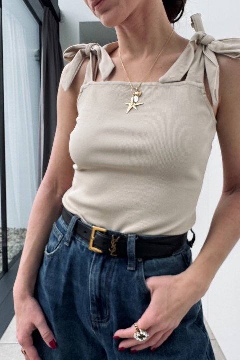Beżowy, prążkowany top Crema z wiązaniem na ramionach Beżowy, prążkowany top Crema z wiązaniem na ramionach