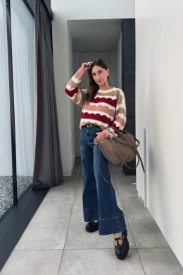 Sweter w kolorowe fale