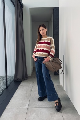 Sweter w kolorowe fale