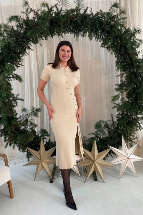 Dzianinowa sukienka midi z asymetrycznymi guzikami | beżowa