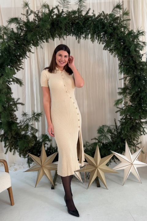 Dzianinowa sukienka midi z asymetrycznymi guzikami | beżowa