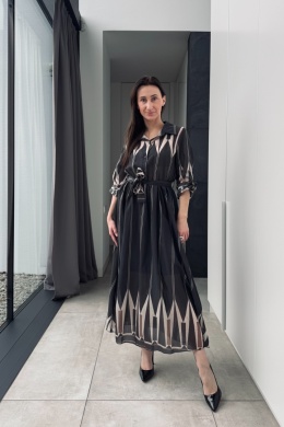 Kolorowa, wzorzysta sukienka midi z tencelu | czarna