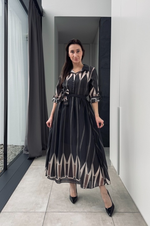 Kolorowa, wzorzysta sukienka midi z tencelu | czarna