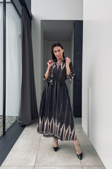 Kolorowa, wzorzysta sukienka midi z tencelu | czarna