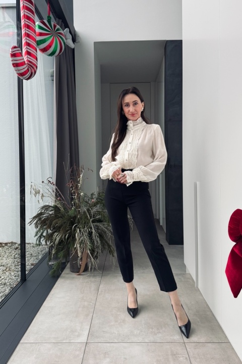 Koszula ze stójką i ozdobną koronką z rayonu | beżowa