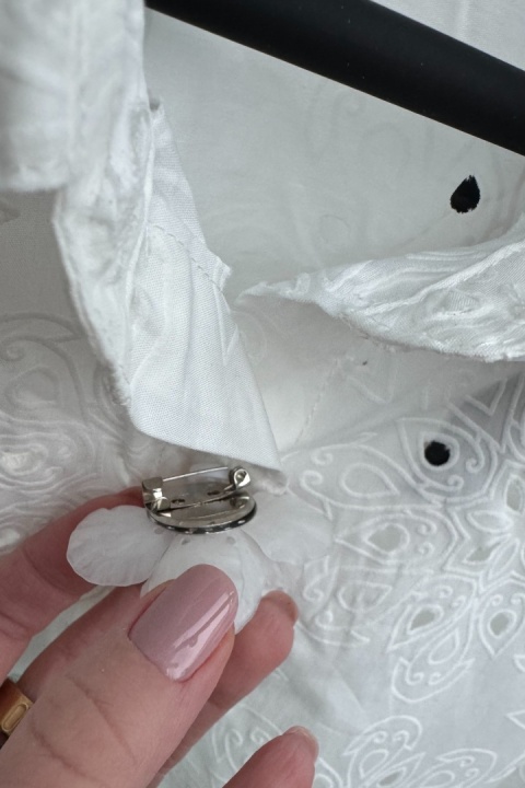 Ażurowa, bawełniana koszula z broszkami - kwiatami | biała