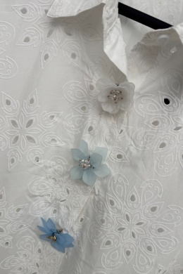Ażurowa, bawełniana koszula z broszkami - kwiatami | biała