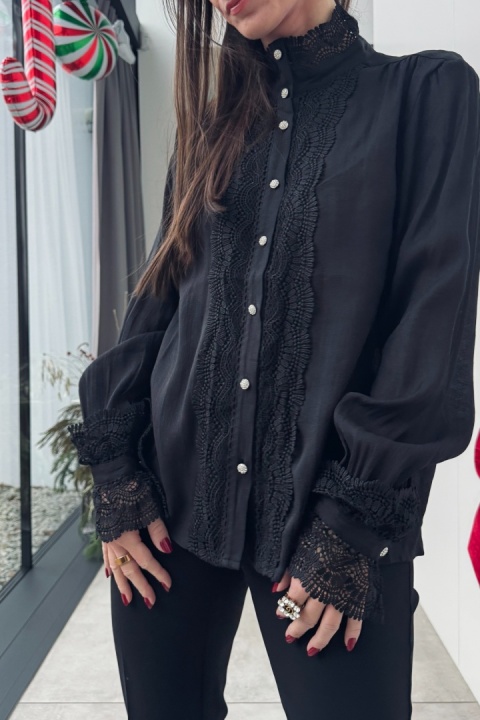 Koszula ze stójką i ozdobną koronką z rayonu | czarna
