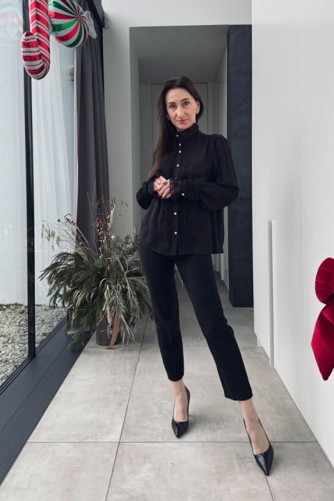 Koszula ze stójką i ozdobną koronką z rayonu | czarna