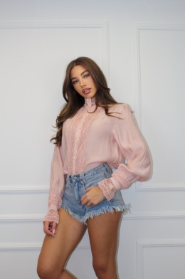 Koszula ze stójką i ozdobną koronką z rayonu | różowa