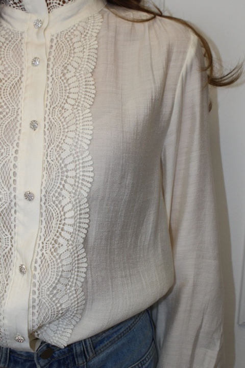 Koszula ze stójką i ozdobną koronką z rayonu | beżowa