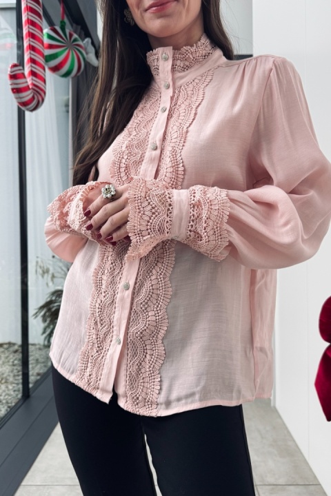 Koszula ze stójką i ozdobną koronką z rayonu | różowa