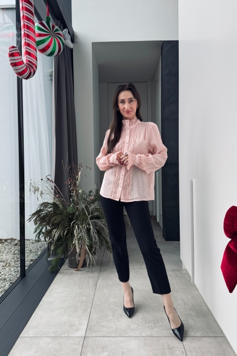 Koszula ze stójką i ozdobną koronką z rayonu | różowa