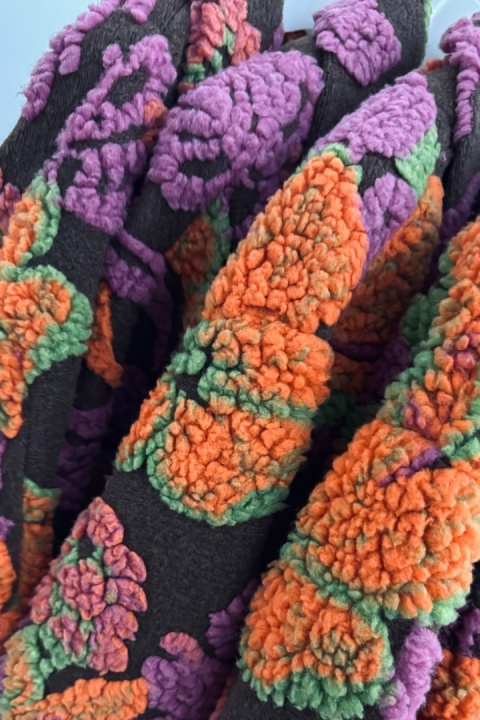 Kurtka polar w kolorowe kwiaty Cozy Flower Fall | czekolada Kurtka polar w kolorowe kwiaty Cozy Flower Fall | czekolada