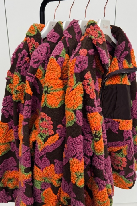 Kurtka polar w kolorowe kwiaty Cozy Flower Fall | czekolada Kurtka polar w kolorowe kwiaty Cozy Flower Fall | czekolada