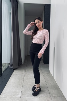 Koronkowa bluzeczka z różą na rękawie | różowa